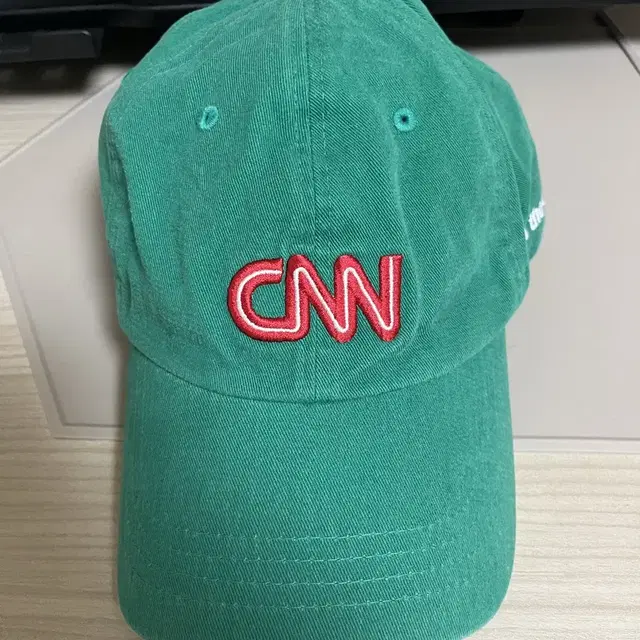 CNN 모자 그린