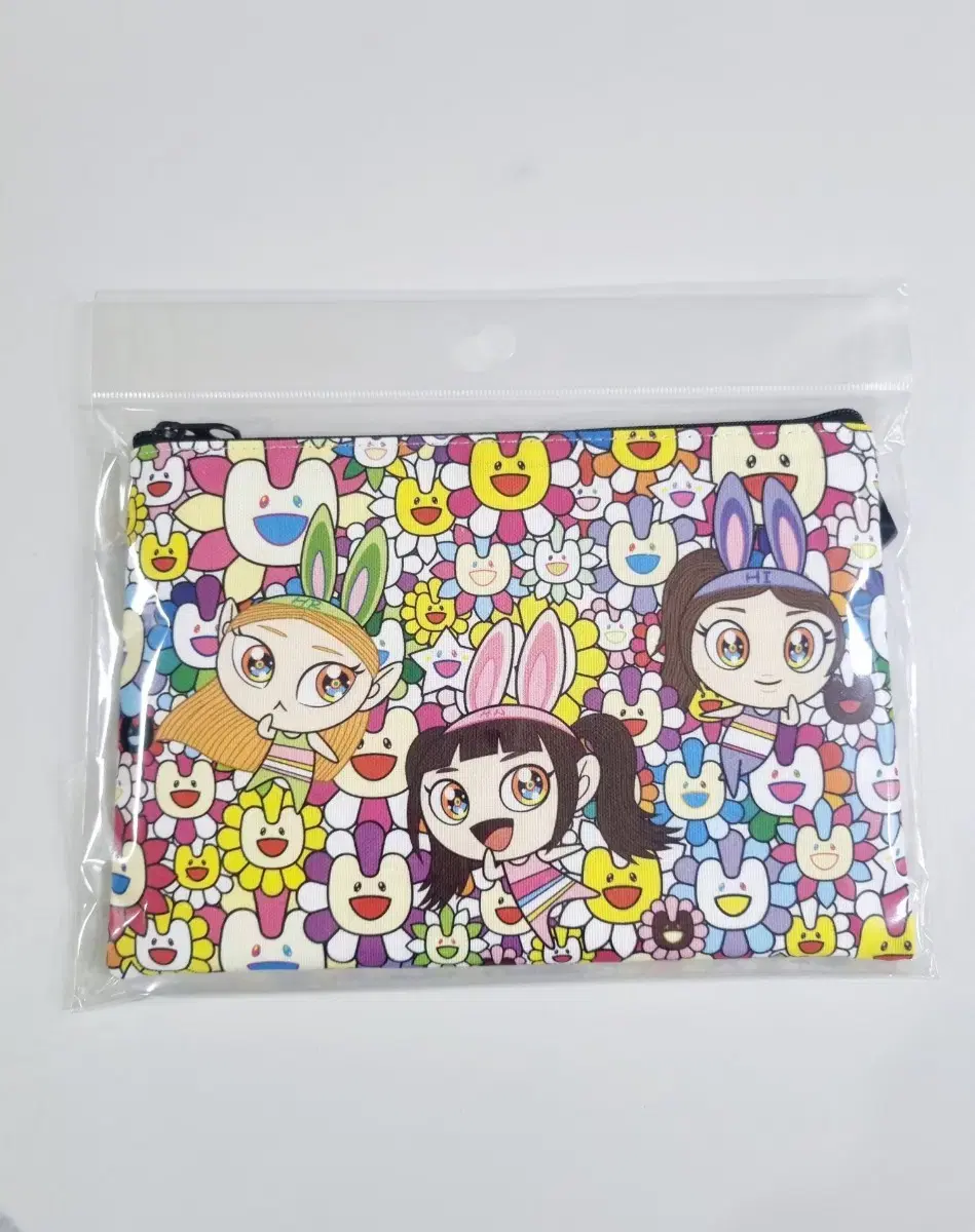 (New) new jeans Flower Patch Pouch Murakami Collaboration Pouch