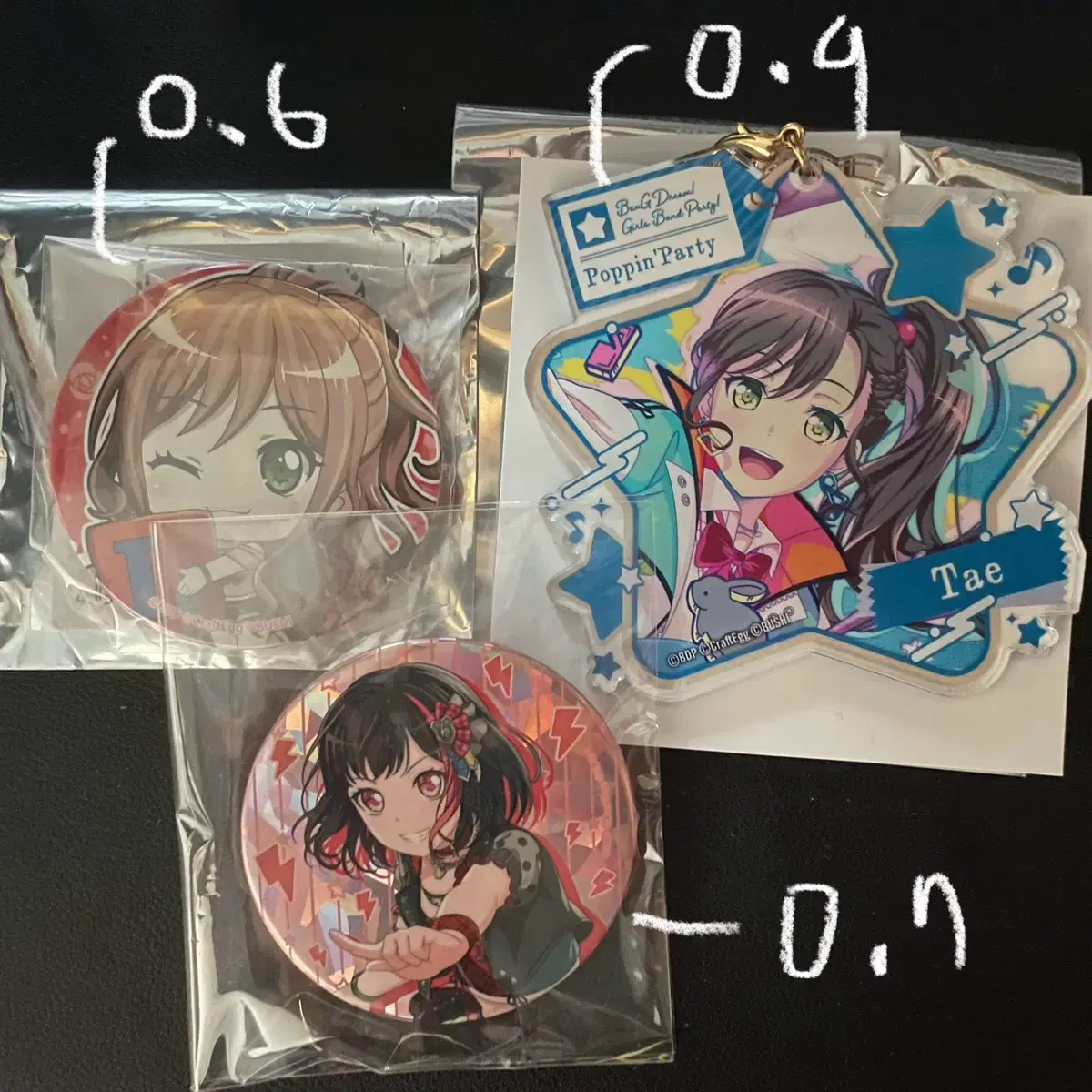 Bangdream keyring, badge urgently needed. (5th anniversary lan, tae keyring, lisa badge)