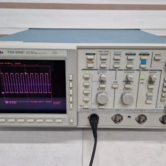 Tektronix TDS 694C 오실로스코프.