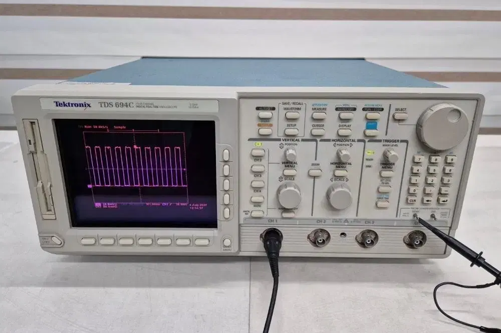 Tektronix TDS 694C 오실로스코프.