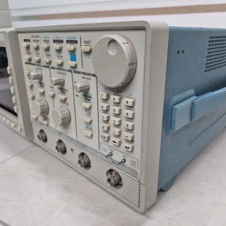 Tektronix TDS 694C 오실로스코프.