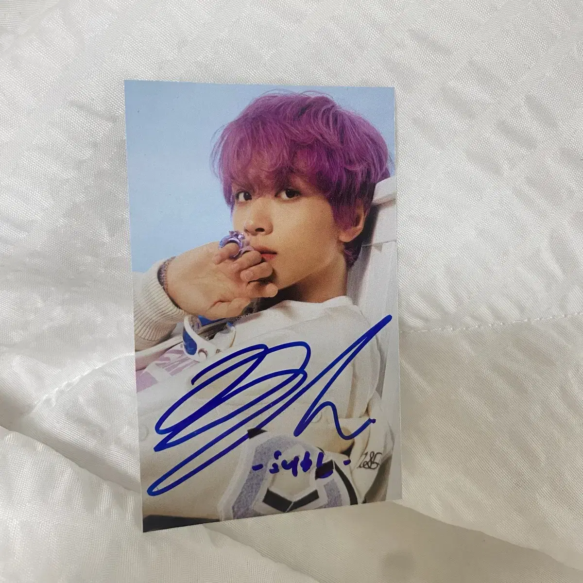 Haechan's autographed photocard.