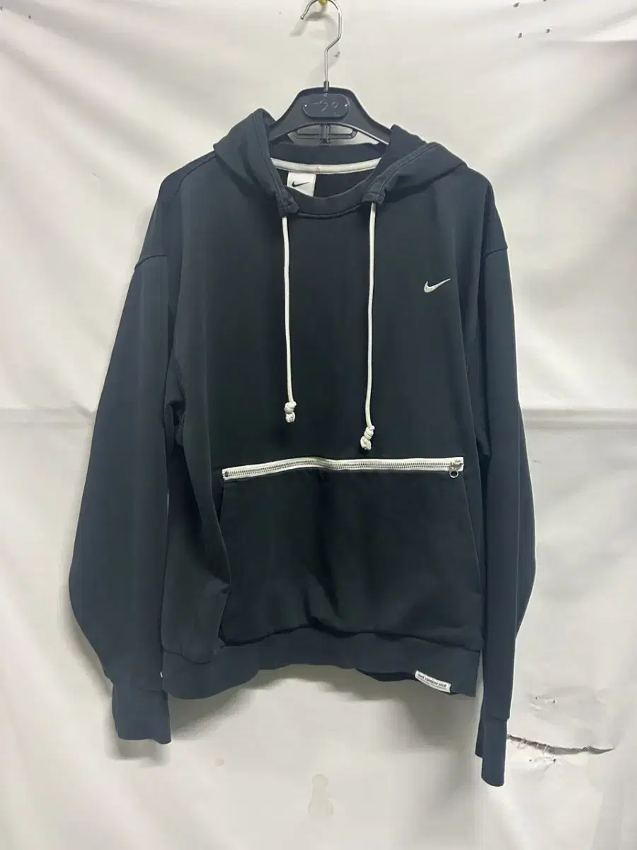 (110) Nike Standard Pullover Hoodie