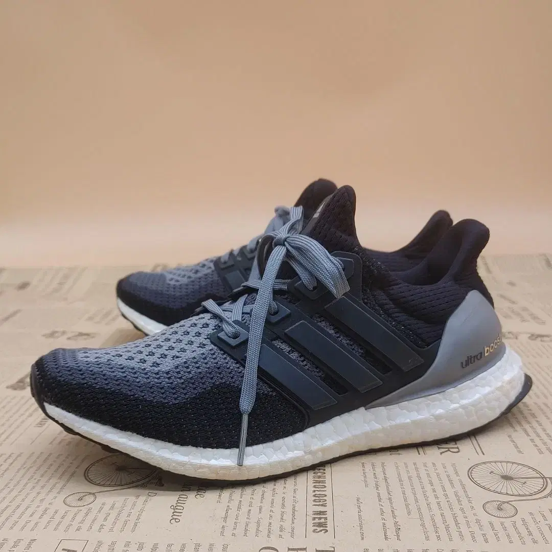 Adidas UltraBoost 2.0 sneakers250.