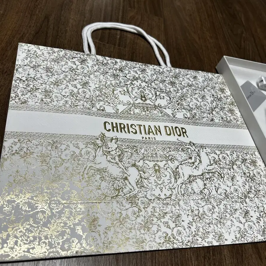 디올 Dior 박스 및 쇼핑백 판매합니다.  - 박스사이즈 : 26x26