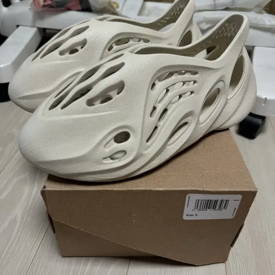 이지폼러너 샌드 Yeezy Foam RNNR Sand