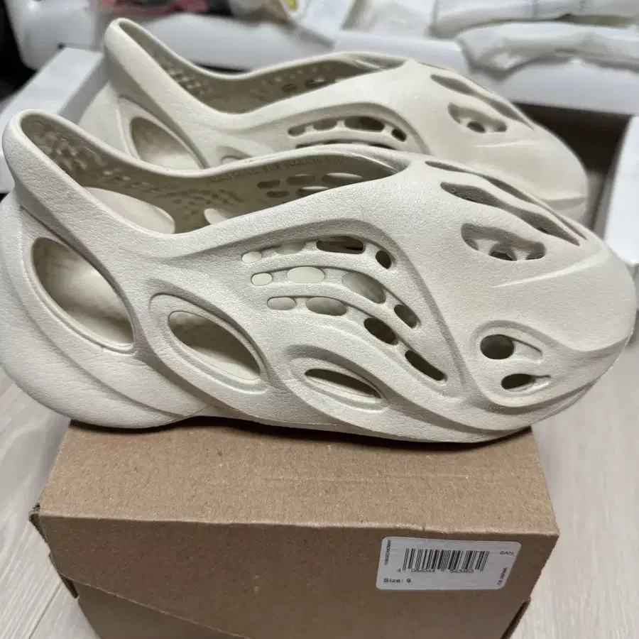 이지폼러너 샌드 Yeezy Foam RNNR Sand