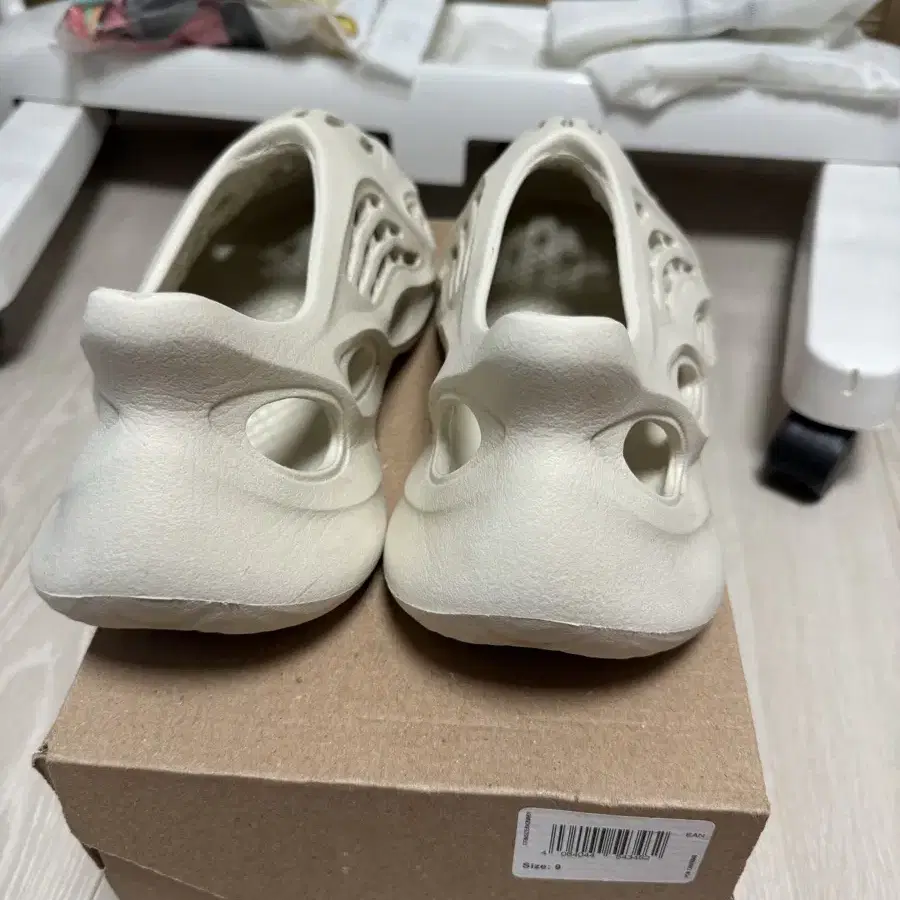 이지폼러너 샌드 Yeezy Foam RNNR Sand