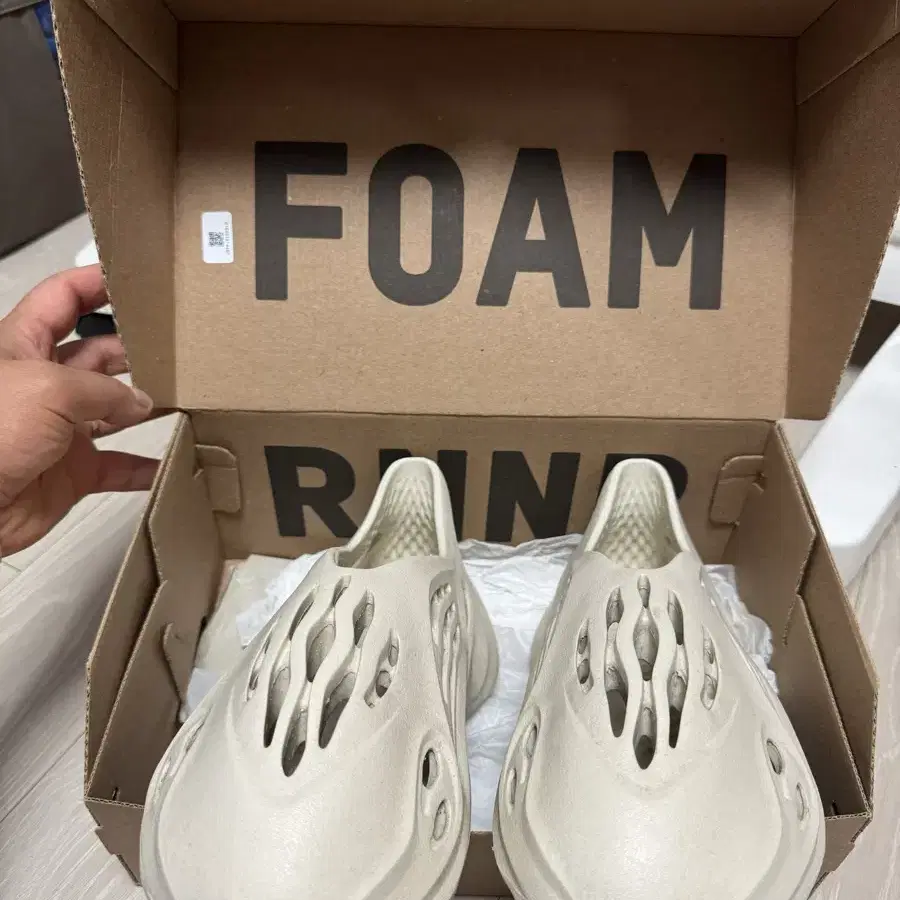 이지폼러너 샌드 Yeezy Foam RNNR Sand