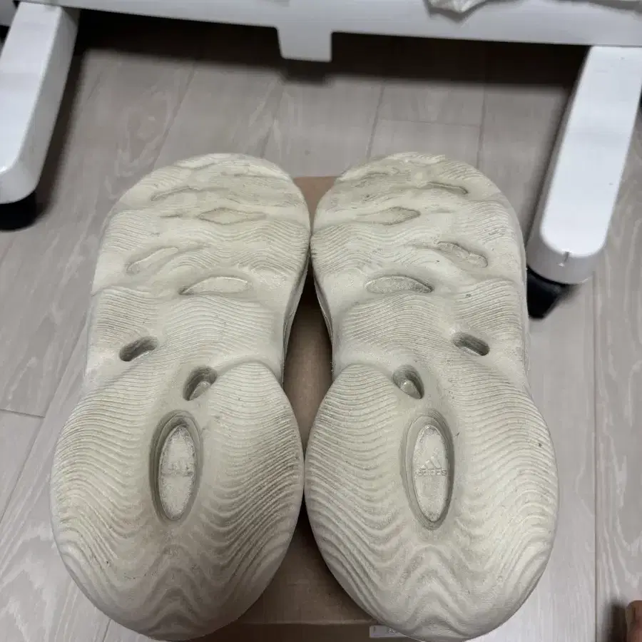 이지폼러너 샌드 Yeezy Foam RNNR Sand