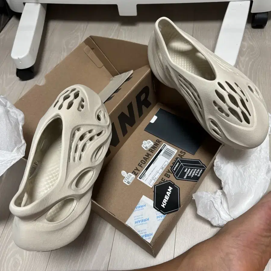 이지폼러너 샌드 Yeezy Foam RNNR Sand