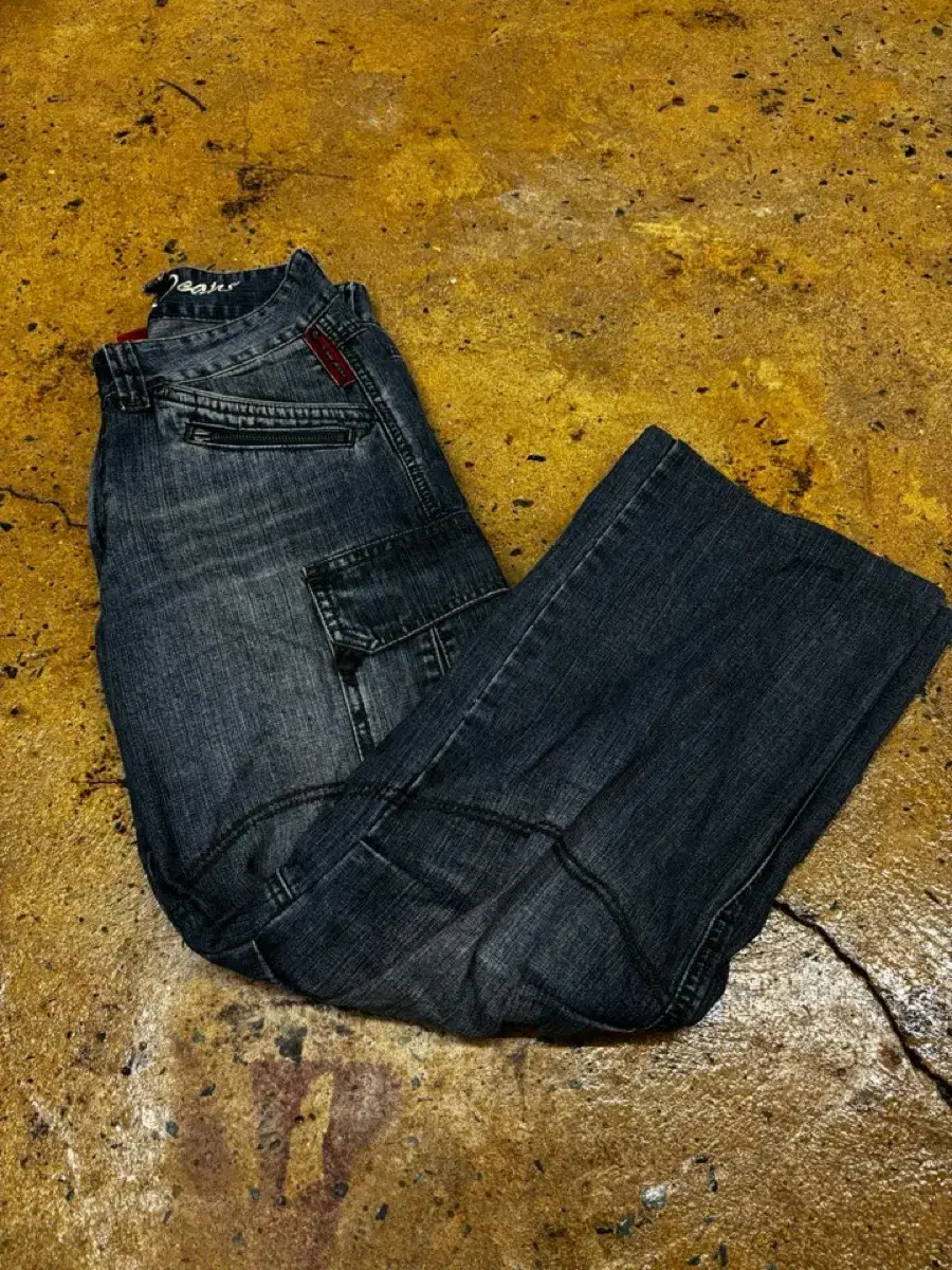 (30) Vintage Widespread Chicago Denim Pants