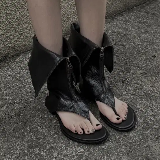 【BOHEMIAN SEOUL】ECLIPSE SLEEK LEATHER FLIP FLOP BOOTS BOHEMIAN SEOUL | 보헤미안서울 Bohemian Seoul LEATHER FLIP