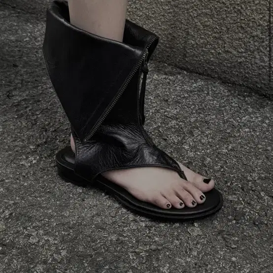 보헤미안서울  LEATHER FLIP FLOP BOOT(245)