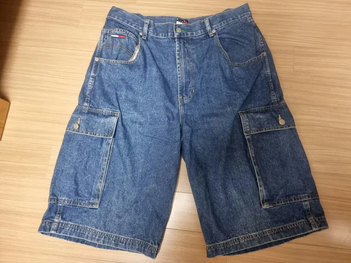 Tommy Hilfiger Tommy Jins Old School Cargo Denim Pants in Bermuda Pants