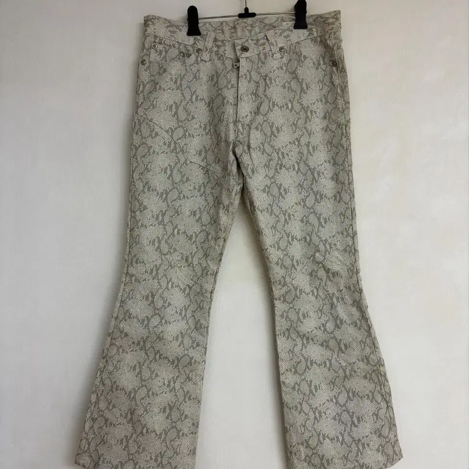 Semanticdesign White python bootscutpant