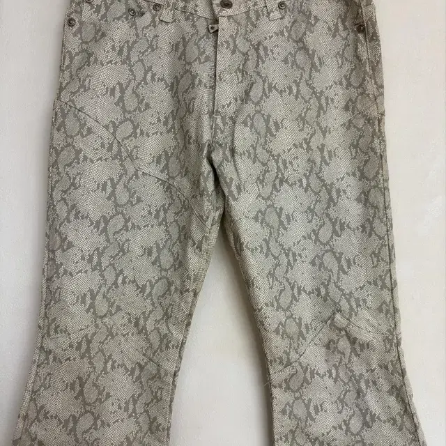 Semanticdesign White python bootscutpant