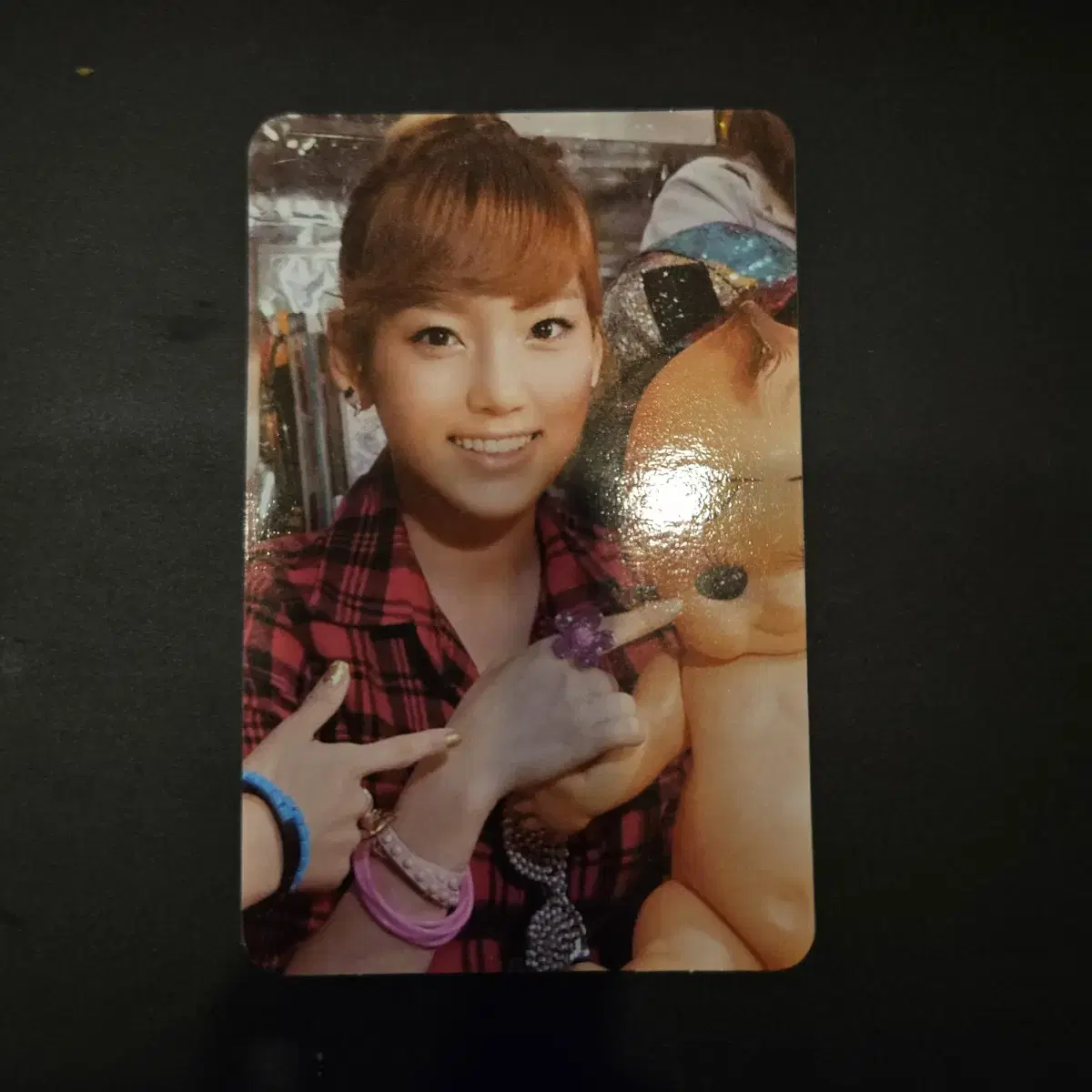 Girls Generation taeyeon OH sells photo cards.