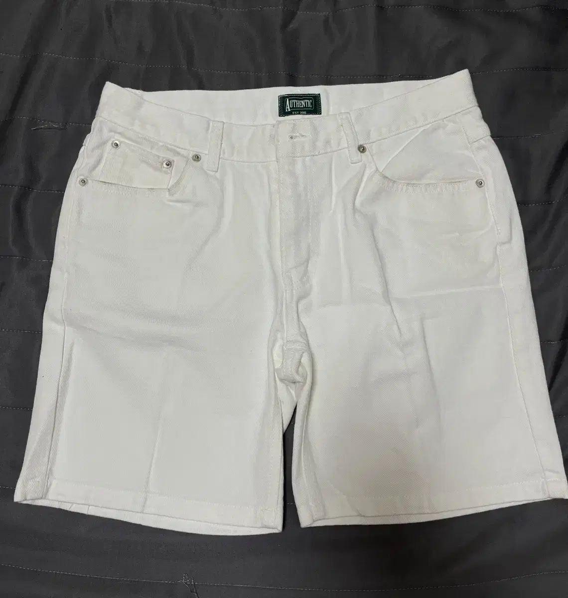 Selling brand new, unworn white pants.