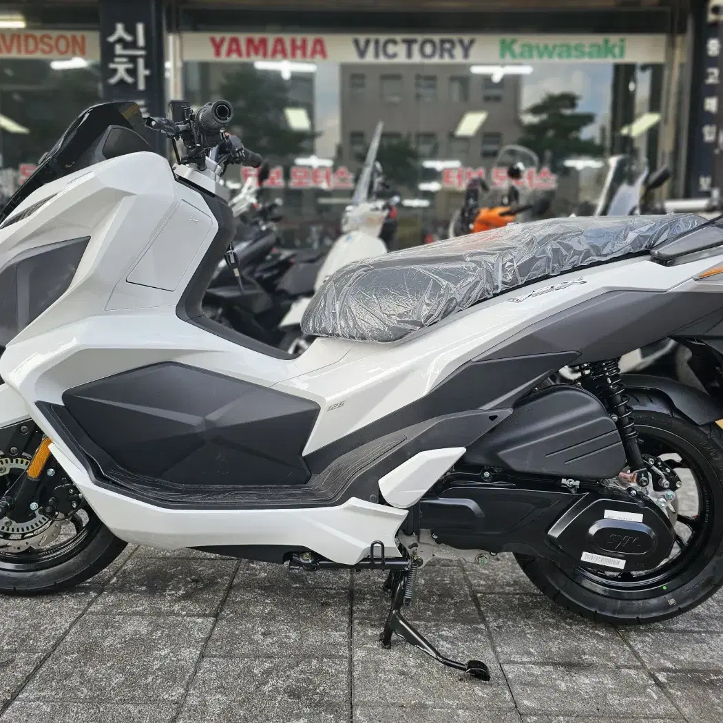 SYM VSX125 가격할인 / 화이트,블랙색상 / 22년식