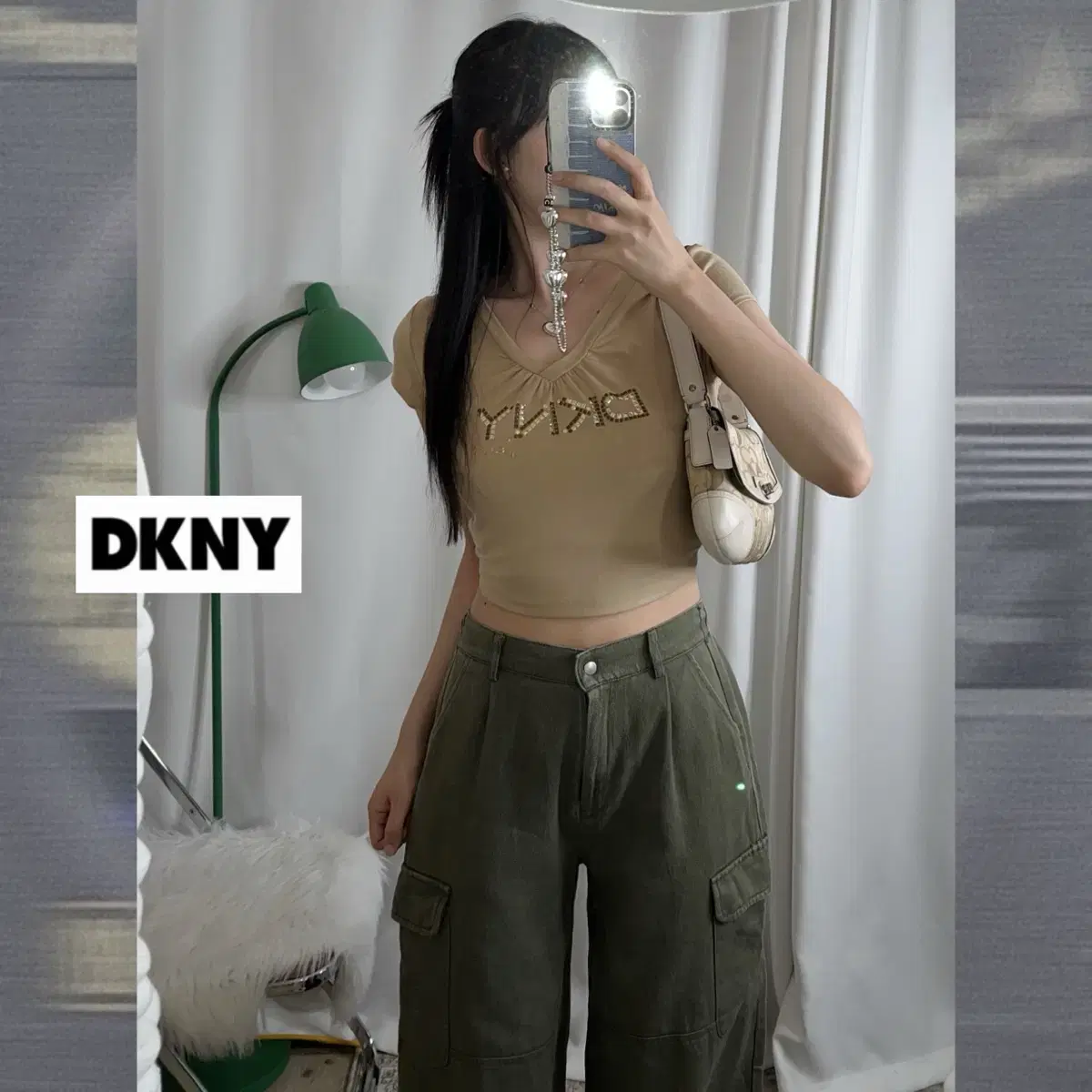 DKNY 베이지 브이넥 레터링 반팔 티셔츠