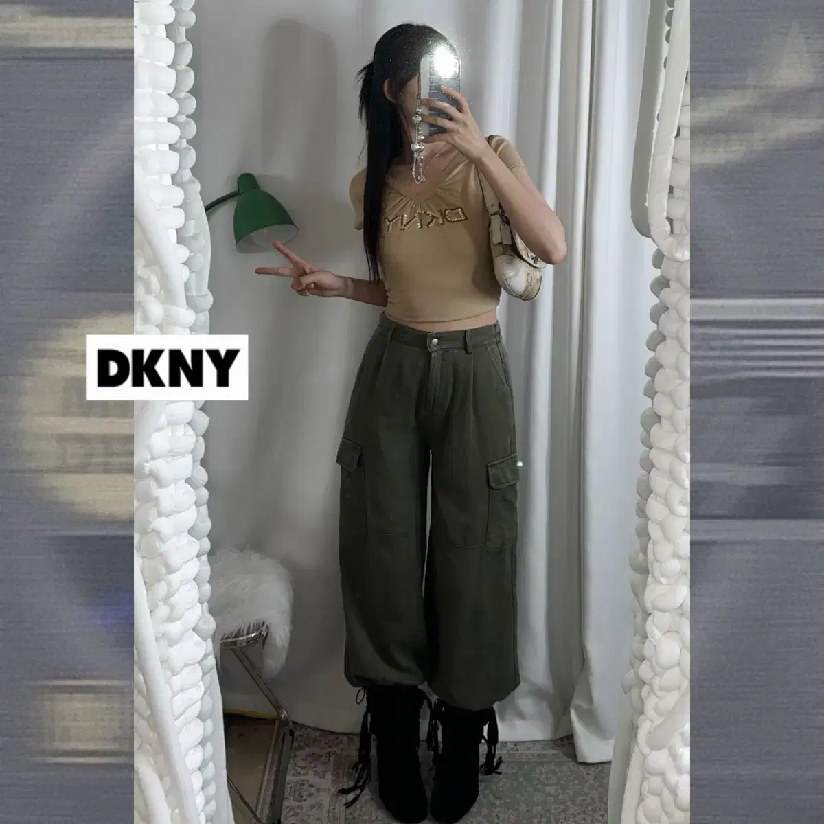 DKNY 베이지 브이넥 레터링 반팔 티셔츠