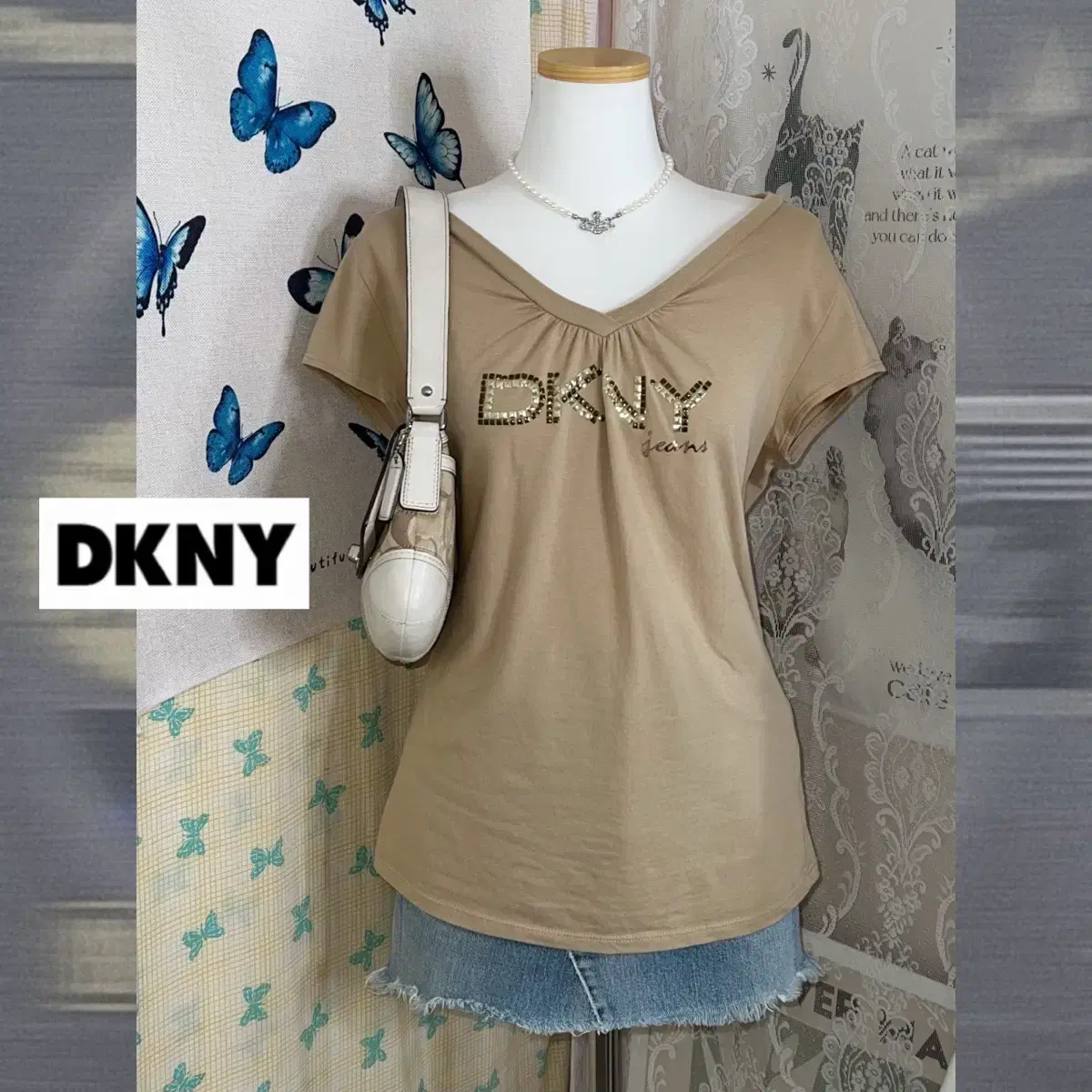 DKNY 베이지 브이넥 레터링 반팔 티셔츠