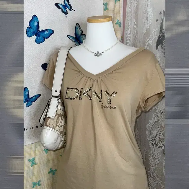 DKNY 베이지 브이넥 레터링 반팔 티셔츠