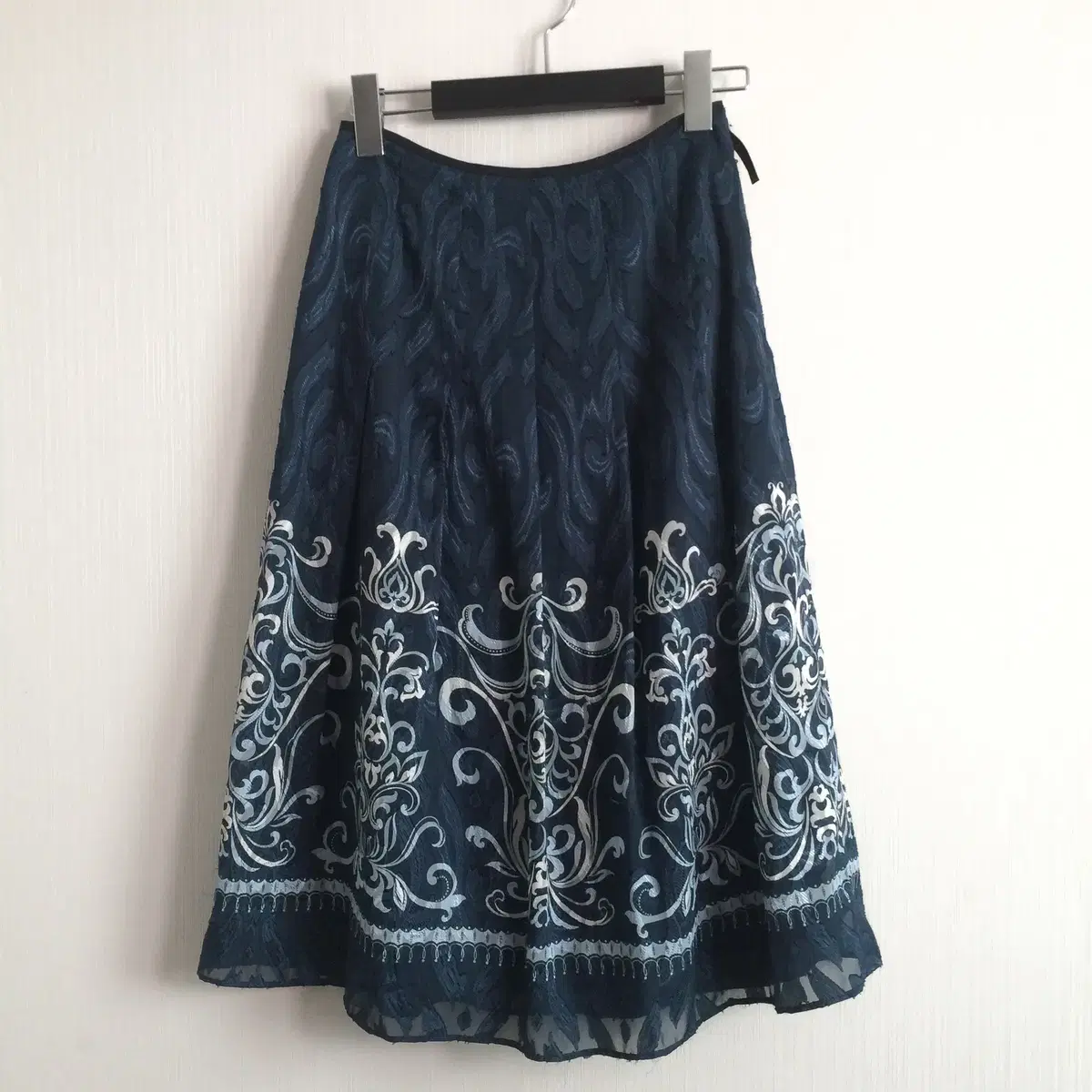 Ornament printing midi skirt