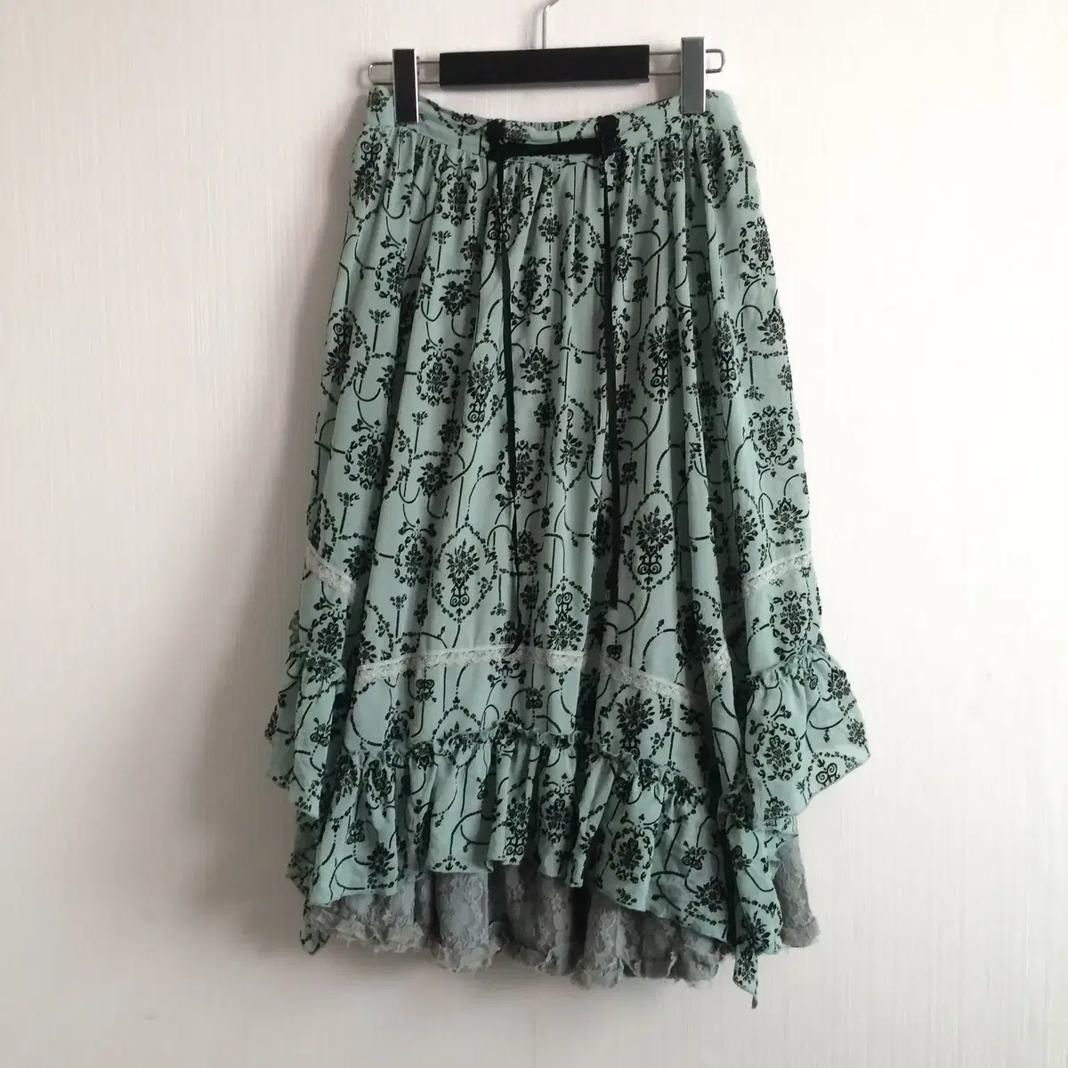 Ornament pattern unbalanced midi skirt