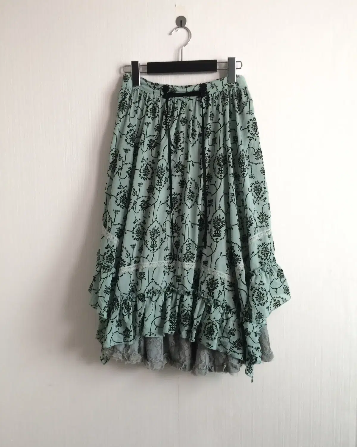 Ornament pattern unbalanced midi skirt