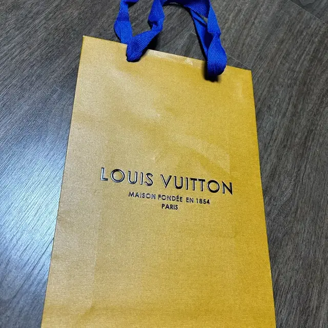 루이비통 Louis Vitton 쇼핑백 판매합니다.  - 사이즈 : 19