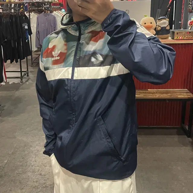 (end237) ADIDAS WINDBREAKER