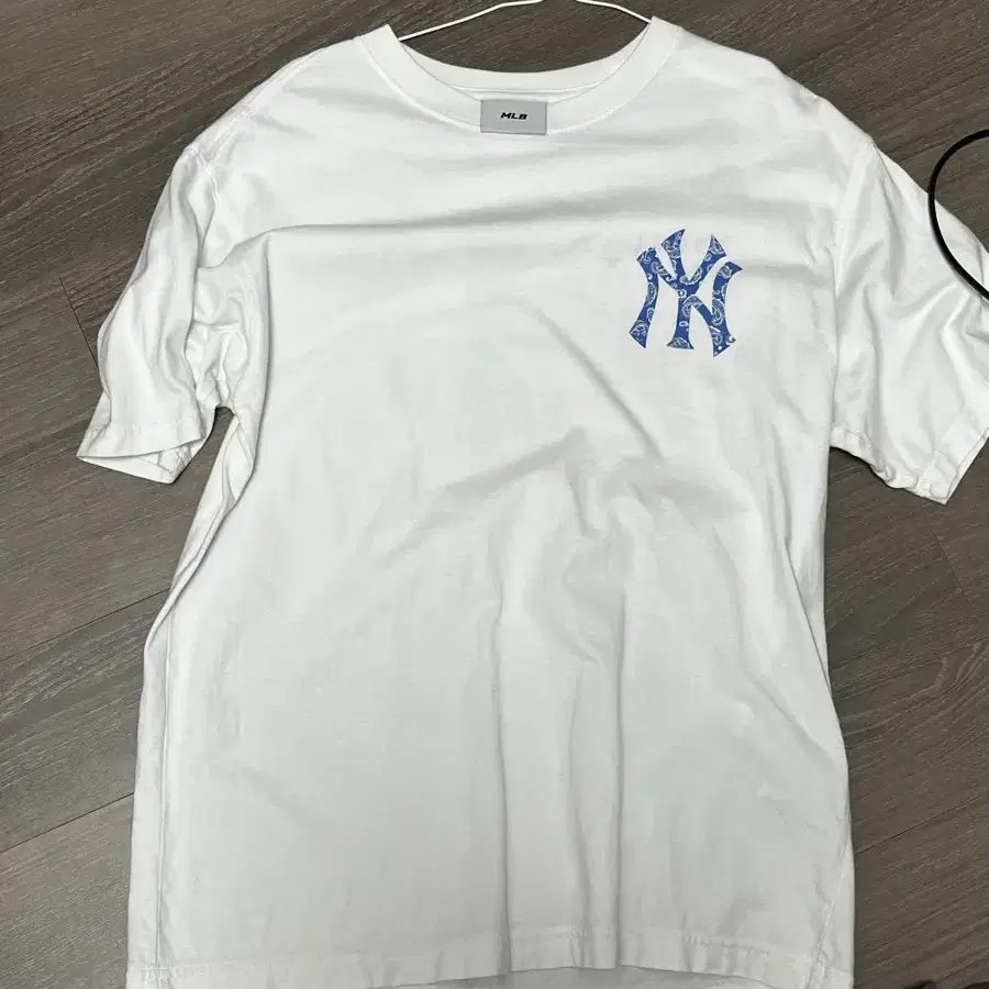 Mlb 엠엘비 페이즐리 메가로고 반팔 티셔츠 NY (White)