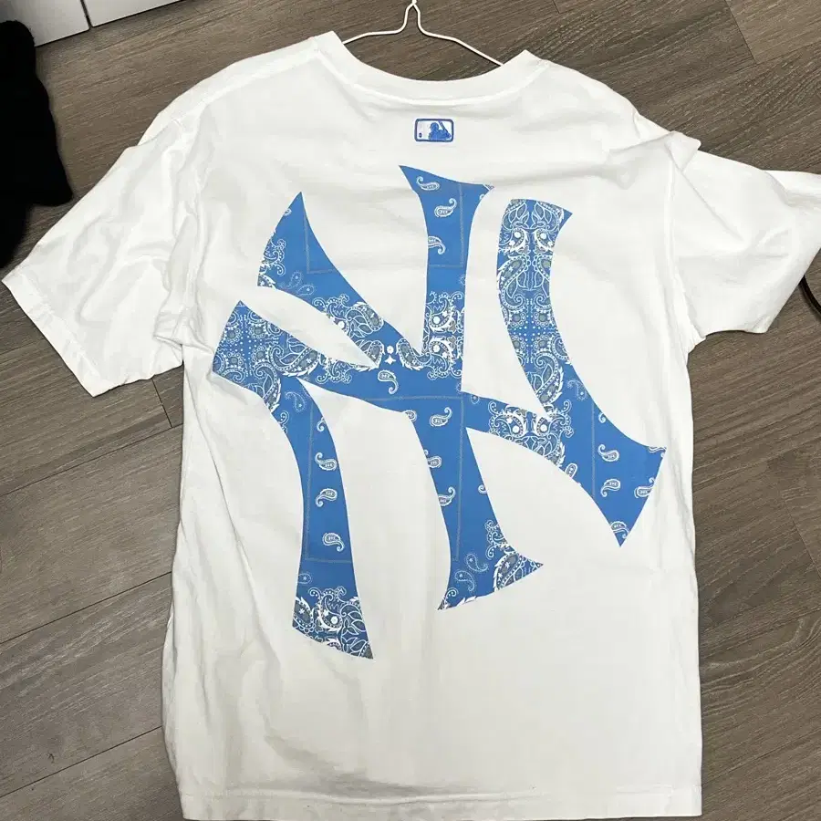 Mlb 엠엘비 페이즐리 메가로고 반팔 티셔츠 NY (White)