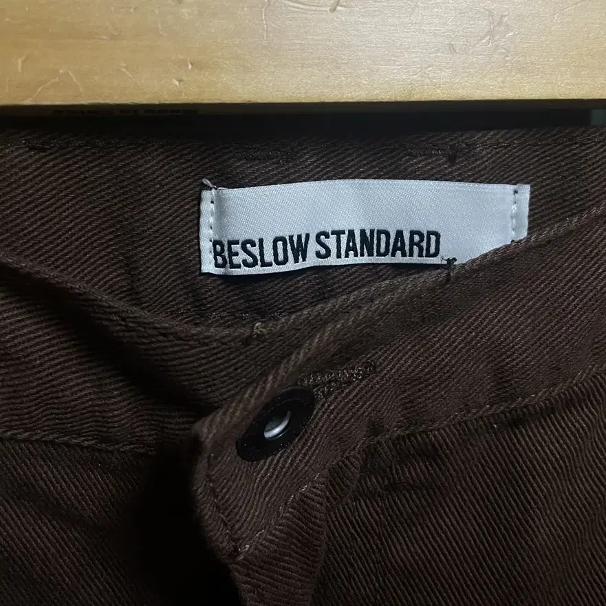 비슬로우 STRAIGHT FIT CHINO DENIM BROWN