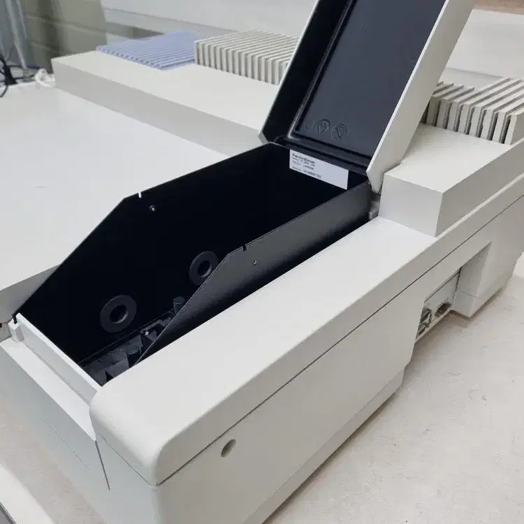 Perkin Elmer Lambda 25 UV/VIS 분광계.