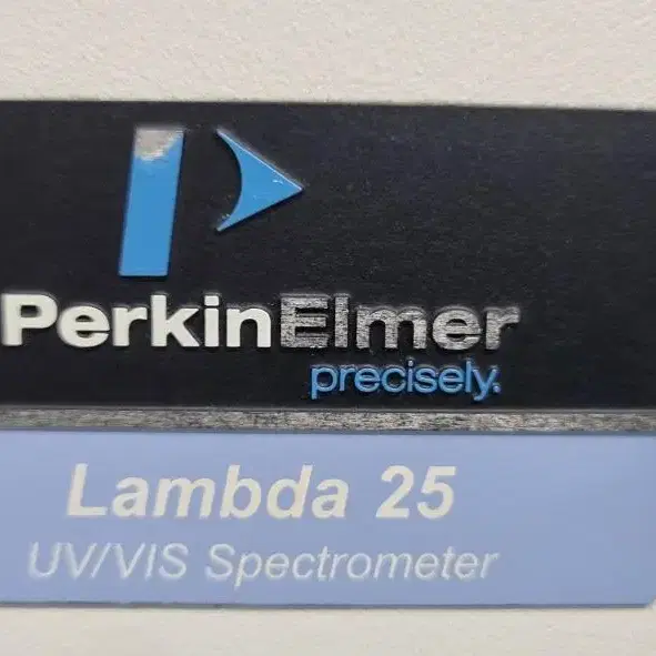 Perkin Elmer Lambda 25 UV/VIS 분광계.