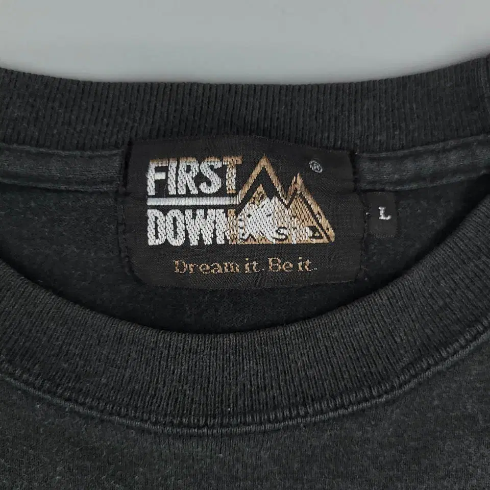 FIRST DOWN 피그먼트 블랙 스펠아웃 빅프린팅 아웃도어 코튼100