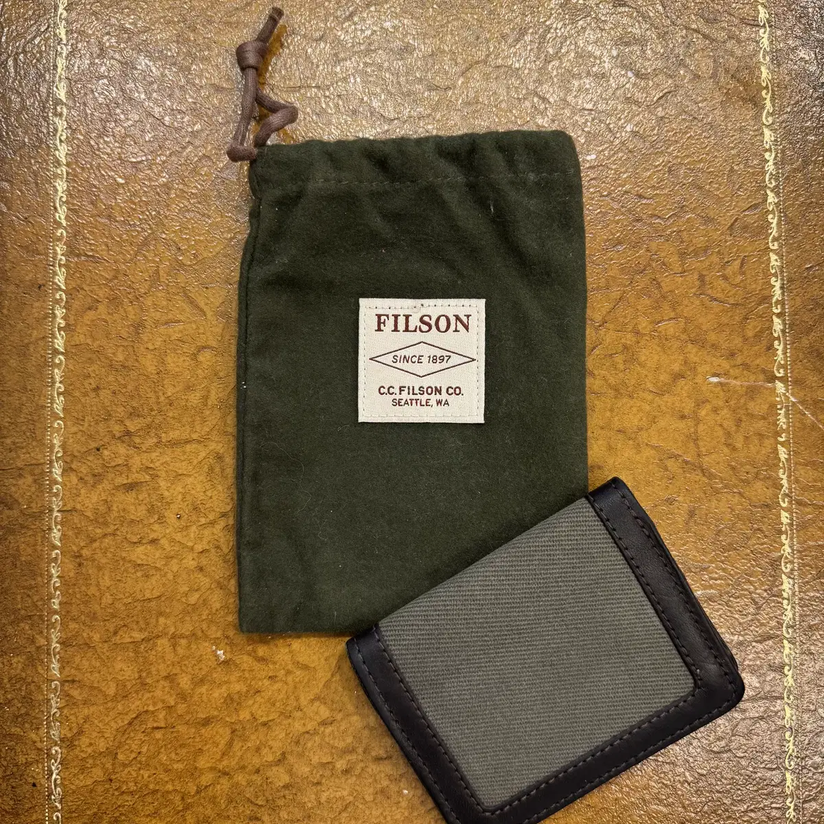 Filson Rugged Twill Outfitter Wallet