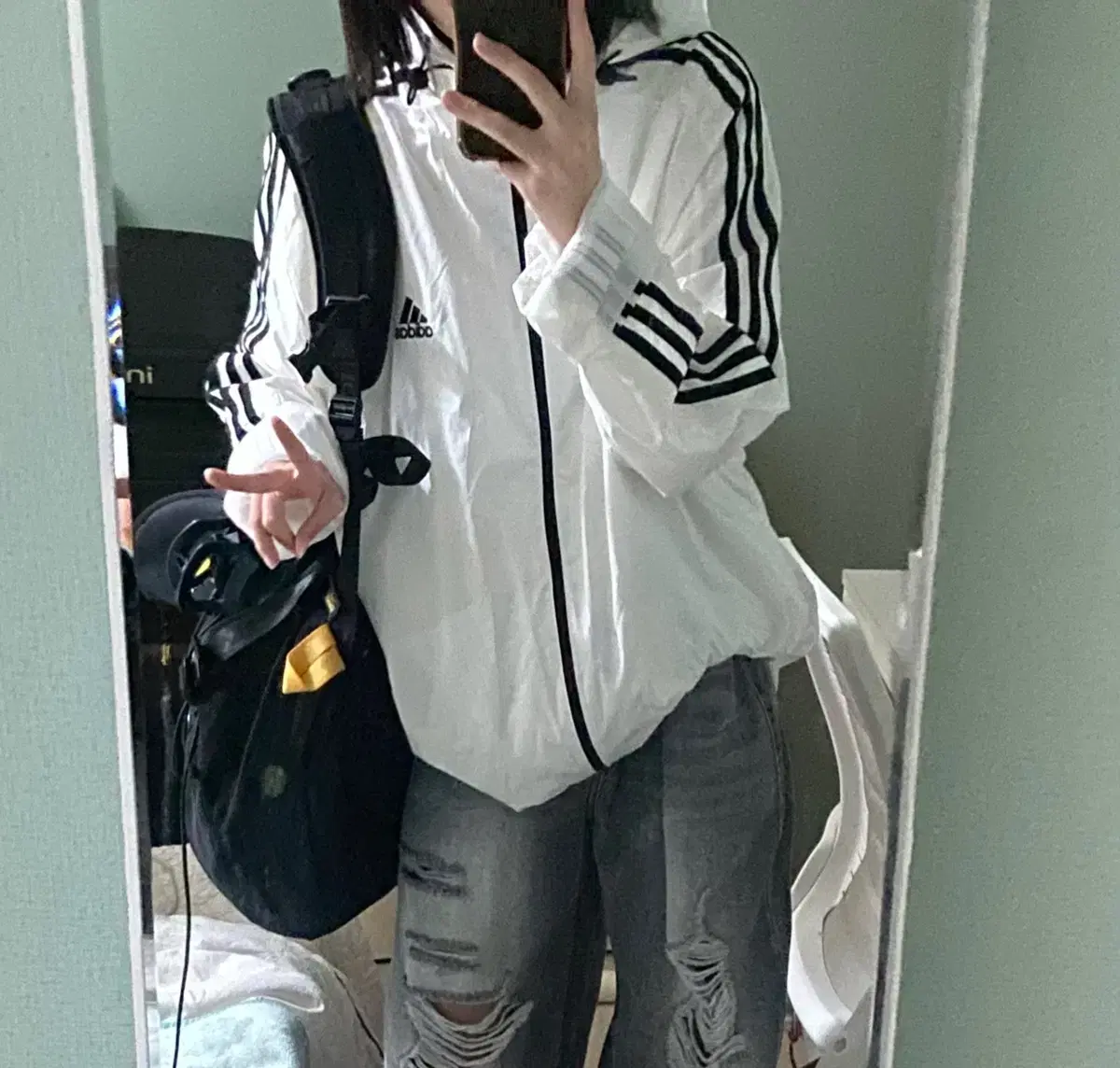 Quick sale) Adidas white black white barrier windbreaker