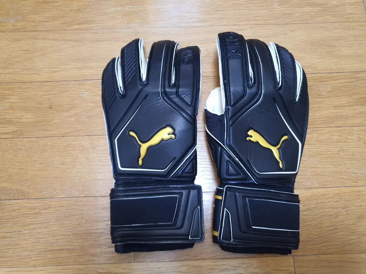 Puma King Guncut GC Goalkeeper Glove No. 8 for sale