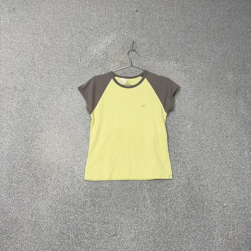 Nike Y2K Yellow Vahn Short Sleeve Tee M