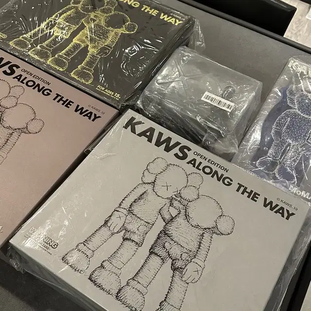 카우스 어롱더웨이 KAWS along the way