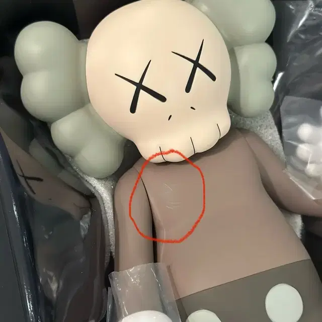 카우스 어롱더웨이 KAWS along the way