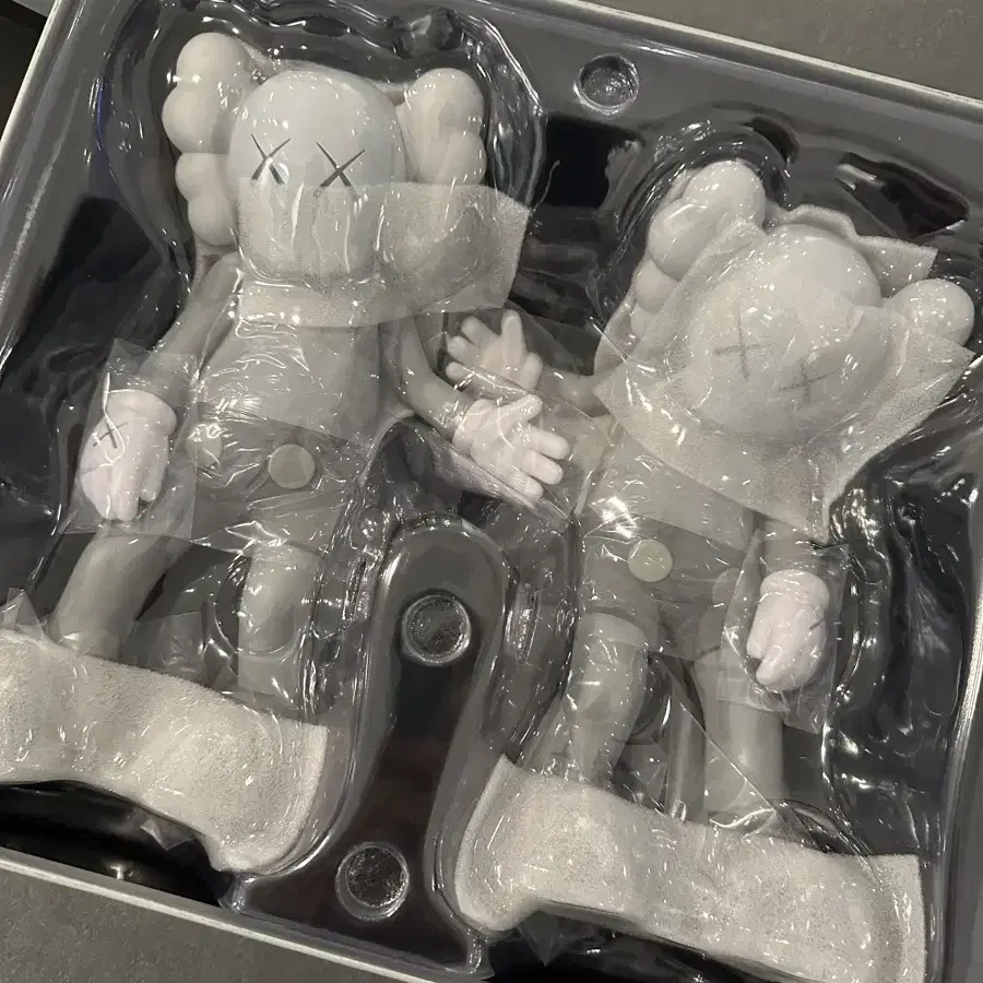 카우스 어롱더웨이 KAWS along the way