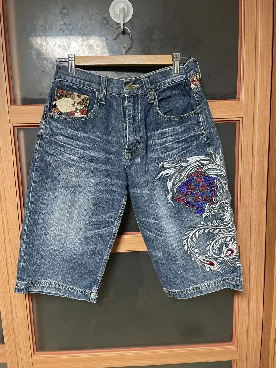 Embroidered half denim pants 30 (vahn jeans shorts)