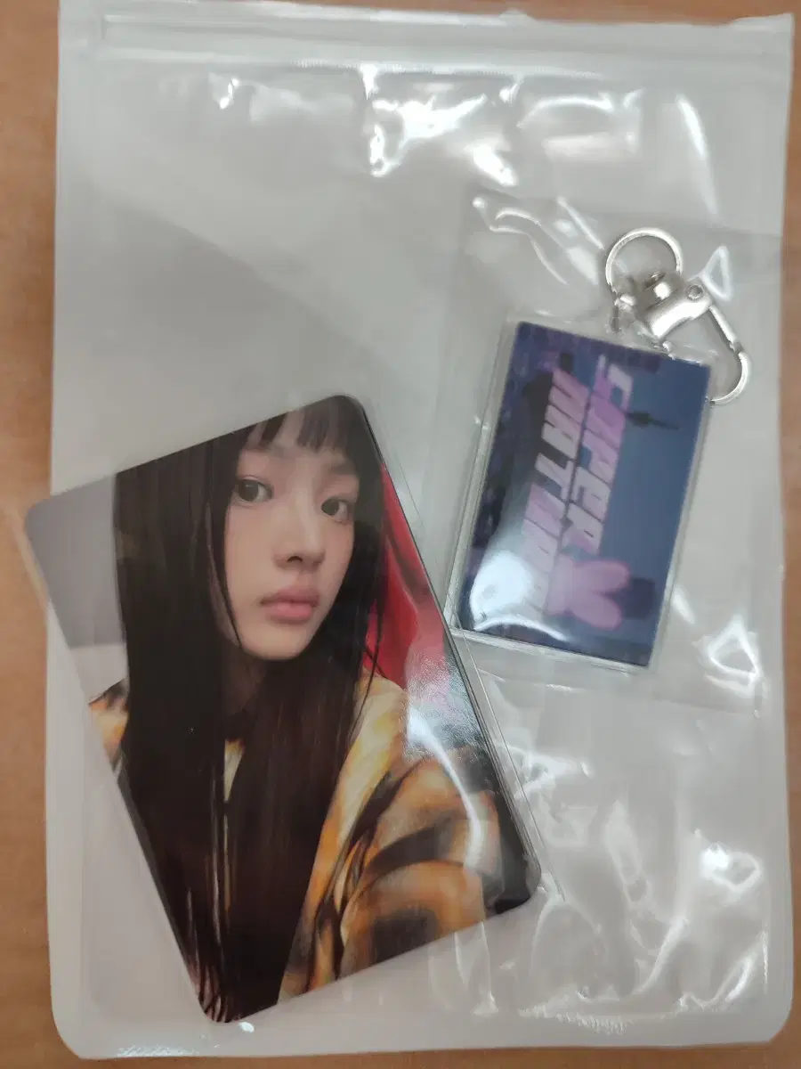 New Jeans broadcast photocard Supernatural Supernatural (with keyring)