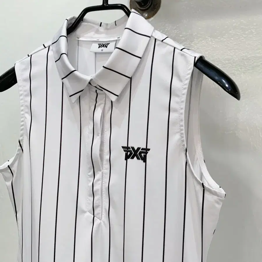 (44/xs) pxg 화이트 스트라이프 냉감 기능성 민소매+골프치마 세트